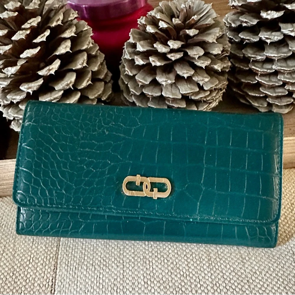 Time & Tru Piper Clutch Wallet‎ Teal Croc Embossed W/ Gold Hardware & Organizer